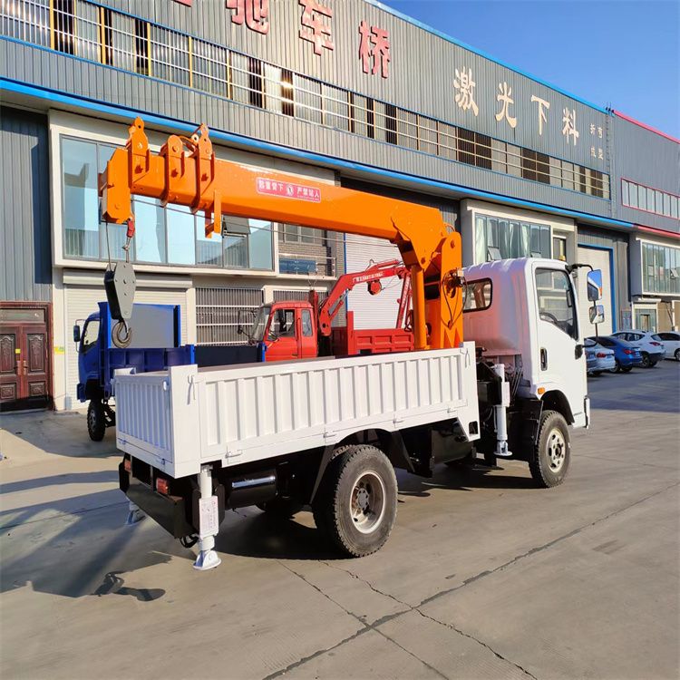卫辉市三轮随车吊定制 农用改装机自备吊中瑞长期出售